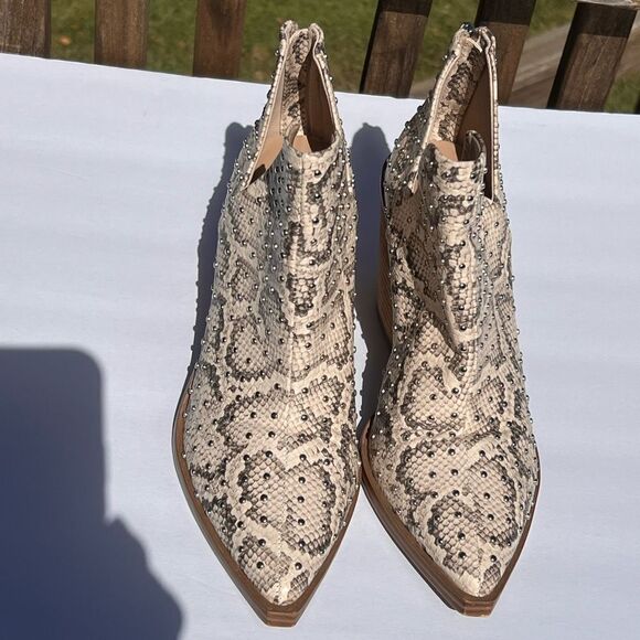 Steve Madden Animal Print Pointed Toe Ankle Boots Back Zipper Closure Size 8.5 - Picture 2 of 12